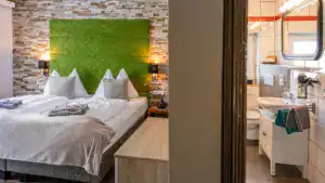 Zimmer Bergrose Bett Badezimmer Dusche WC