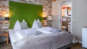 Zimmer Bergrose Bett Badezimmer WC