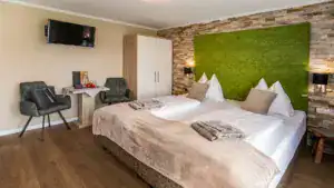 Zimmer Rosmarin Schlafzimmer Bett TV