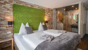 Zimmer Zirbenholz Bett Badezimmer WC Dusche