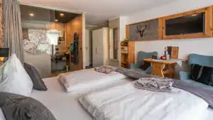 Zimmer Zirbenholz Bett Sitzecke TV Badezimmer WC