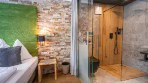 Zimmer Zirbenholz Dusche WC Bett