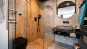 Zimmer Zirbenholz Dusche Waschbecken WC