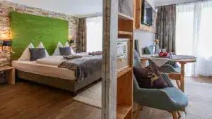 Zimmer Zirbenholz Sitzecke Safe Bett