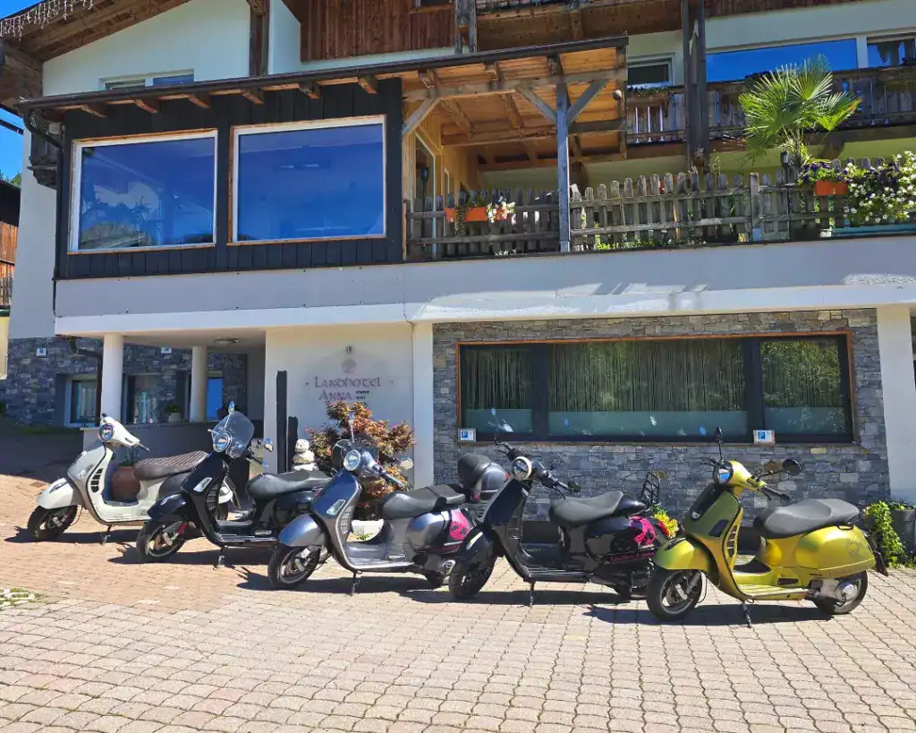 Die Vespaflotte im Landhotel Anna steht zum Vermieten bereit