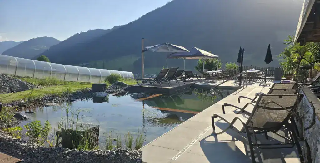 Neuer Badeteich mit herrlichem Bergblick und Sonnenliegen zum Entspannen im Landhotel Anna